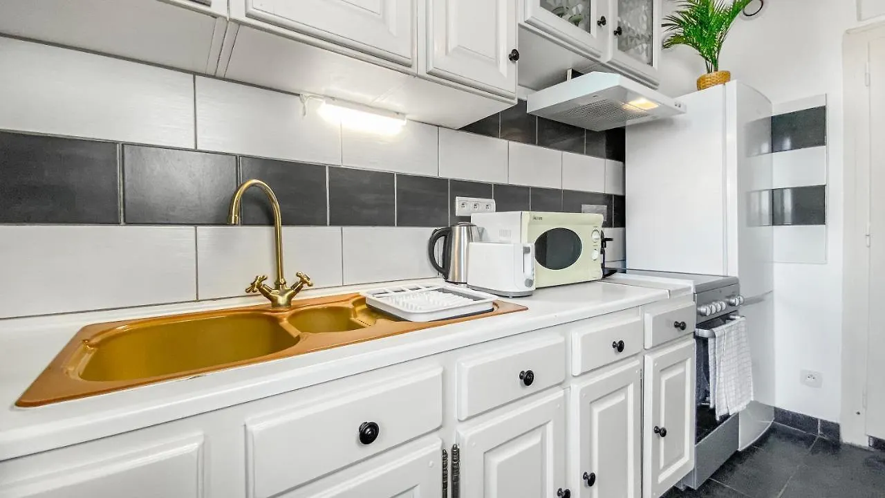 Homey Coloc Goodlife: Modern Shared Living with Private Rooms & Tram Access Ambilly Guest house