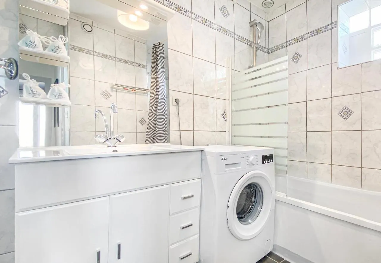 Guest house Homey Coloc Goodlife: Modern Shared Living with Private Rooms & Tram Access Ambilly