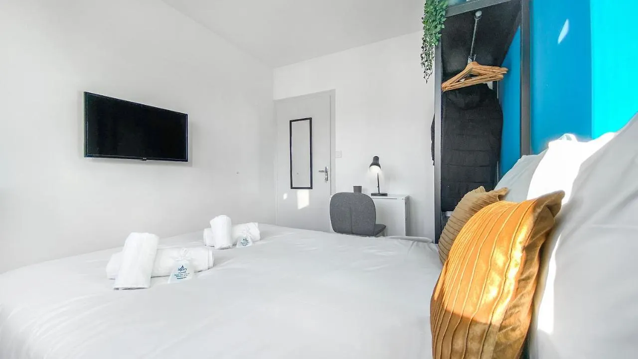 Homey Coloc Goodlife: Modern Shared Living with Private Rooms & Tram Access Ambilly 0*,  France
